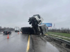 Большегруз встал на дыбы после падения на трассе под Воронежем: опубликовано фото