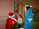 Полицейские стали Дедом Морозом для детей в воронежской больнице