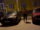 Окровавленный мужчина крушил машины, залез в чужой дом и умер до прибытия скорой в Воронеже
