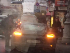 Странные взаимоотношения водителя Porsche с подростком в центре Воронежа сняли на видео 