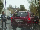 Воронежцы высмеяли девицу на «Hyundai», которая очень забавно парковалась