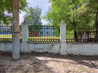 Чиновники приговорили школьный забор, который стал рушить экскаватор в Воронеже