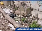 Вдоль забора сборного пункта протянулась огромная помойка в Воронеже 