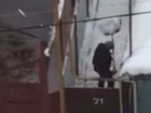 На видео попало, как воронежец убирает территорию, сбрасывая снег на участок соседа