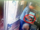 В Воронежской области заправщик напал с канцелярским ножом на коллегу