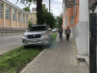 Элитный внедорожник унизил старания управы, создавшей газон в центре Воронежа