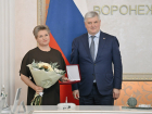 Почетный знак из рук губернатора получила глава минприроды Воронежской области Наталья Ветер 