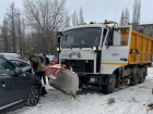 Снегоуборщик разбил автомобиль на парковке гипермаркета в Воронеже
