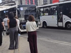 «Формально даже не на остановке»: воронежцы жалуются на автобусы, игнорирующие остановочные карманы на МП