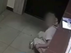 Под камерой и без стеснения: жительница Воронежа справила нужду прямо в подъезде