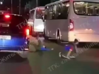 Ребёнок падает под машину: опасный момент на дороге в Воронеже попал на видео
