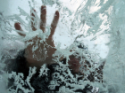 Из-подо льда в Воронеже достали мужчину, который решил перейти водохранилище