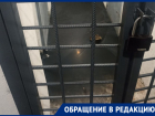 Каловый «Титаник»: потоки смердящей воды заперли за железной решеткой в Воронеже 