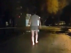 На видео попало, как по центру Воронежа бегал босоногий мужчина в трусах и майке
