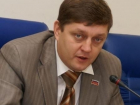 Депутат Олег Пахолков требует разобраться с вымогательством со стороны авиационных компаний