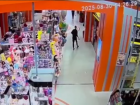 Погоня за 18-летним грабителем попала на видео в воронежском ТЦ
