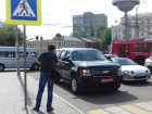 В Воронеже американский посол нагло запарковался около входа в ВГУ