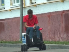 Неадекватный мужчина оседлал робота-доставщика в Воронеже