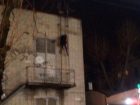 Пьяная мажорка кричала на своего бойфренда и проклинала власть с крыши дома в центре Воронежа 