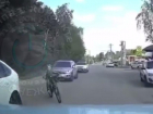 Юный велосипедист едва не попал под машину в Воронеже - опубликовано видео