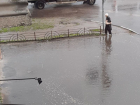 Проливной дождь превратил в реку тротуар на Лидии Рябцевой в Воронеже