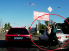 Пенсионеры устроили драку на дороге в Воронеже и попали на видео