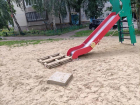 Дети скатываются в люк: что происходит у дома на Московском проспекте в Воронеже?