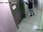Яростный воронежец справил нужду на лифт и попал на видео