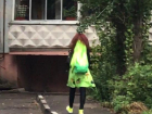 Девочка-фрик с зелеными волосами в центре Воронежа удивила горожан