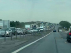 Автомобилисты встали в пробке на трассе М-4 "Дон" в Воронежской области