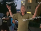 Странные танцы в исполнении крушителя стекол показали на видео в Воронеже