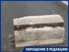 Бетонным блоком защищают от машин двор в Воронеже