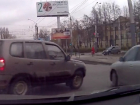 Неадекватное вождение автомобилистки в центре Воронежа попало на видео