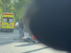 На видео попало, как на оживленную дорогу с моста падает мужчина в Воронеже