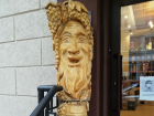 Деревянного бога кутежа и угара заметили у магазина в центре Воронежа