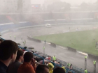Сильнейший ураган в Воронеже прервал игру «Факела» с «Шинником» и попал на видео