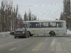 Резвая легковушка едва не врезалась в маршрутку с пассажирами в Воронеже