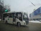 За гранью правил: маневр маршрутчика едва не привел к жесткому ДТП в Воронеже 