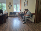 Адвокат и сын экс-судьи катался по выделенкам в Воронеже под видом такси с номерами "ХХХ"