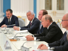 Александру Гусеву досталось место на углу стола Владимира Путина