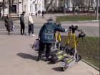 Пенсионерка разнесла "строй“ электросамокатов в Воронеже и попала на видео