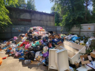 «Нишевая» гора мусора почти неделю маринуется во дворе воронежской пятиэтажки