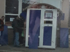 Воронежец запечатлел мужчин, толпящихся около игрового автомата на Газовой