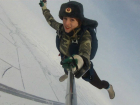 Эпатажная парашютистка поздравила воронежцев с 23 февраля во время прыжка с воздушного шара