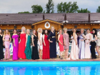 Шеренга выпускниц в роскошных платьях у элитного ресторана вызвала восторг в Воронеже