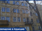 «Балконы осыпаются, кирпичи падают»: 88-летний дом разрушается в ожидании ремонта в Воронежской области 