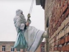 Спускающегося по стене здания на веревке Деда Мороза сняли на видео в Воронеже 