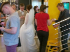  В McDonalds отметили свадьбу молодожены в Воронеже