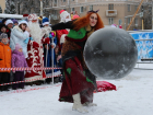 В юбилейном параде Дедов Морозов в Воронеже Баба Яга сыграла в футбол