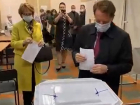 Опубликовано видео голосования Алексея Гордеева с супругой в Воронеже